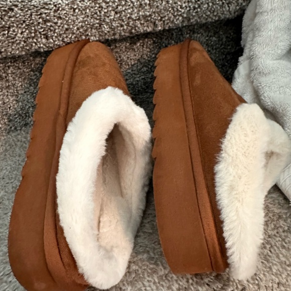 UGGS - Picture 2 of 2